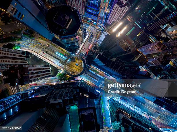 hongkong belebte straßen leben nachts mit lichtern und farbe. urbanes nachtleben verkehr. - herauszoomen stock-fotos und bilder