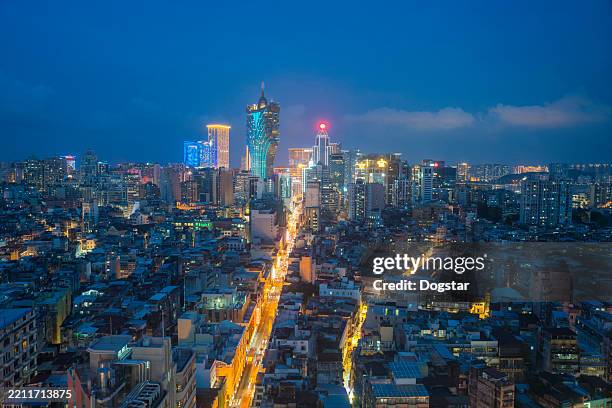 horizonte del paisaje urbano de macao con edificio de rascacielos de hotel y casino por la noche. - macao fotografías e imágenes de stock