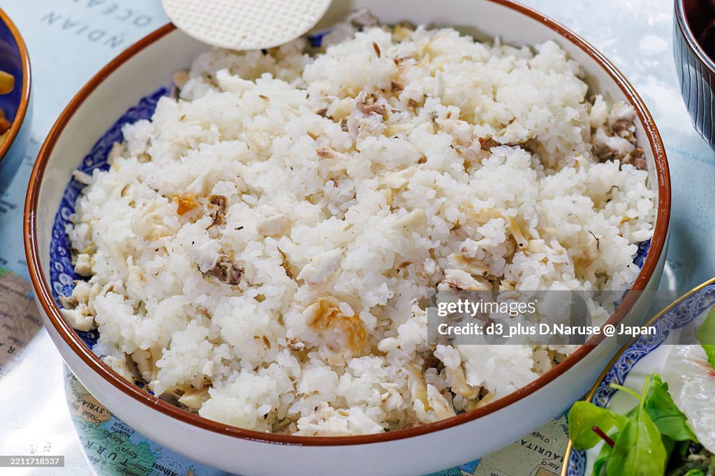 Rice cooked with red sea bream ara (the remaining meat attached to the bones and head).