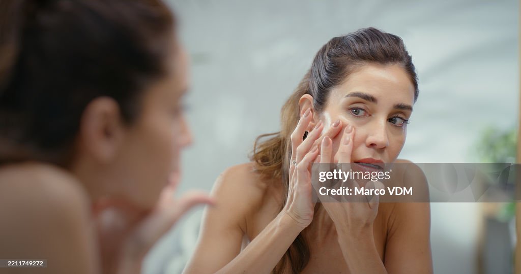 Donna matura, specchio e brufolo con la cura della pelle a casa, acne o riflessione con routine al mattino. Persona, brufolo e ispezione con dermatologia, toelettatura e igiene con benessere nel bagno di casa