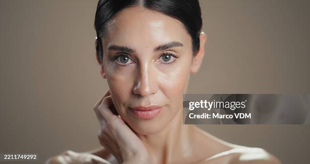 schönheit, porträt und hautpflege mit frau auf studiohintergrund für anti-aging- oder wellness-routine. ästhetik, kosmetik und dermatologie mit ausgereiftem modell im spa für veränderung, behandlung oder verwandlung - glatte oberfläche stock-fotos und bilder