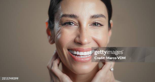 ritratto, sorriso e cura della pelle con la donna sullo sfondo dello studio per la routine antietà o di benessere. bellezza, cosmetici e denti con modello maturo felice alla spa per il cambiamento, dermatologia o fiducia - fondotinta foto e immagini stock