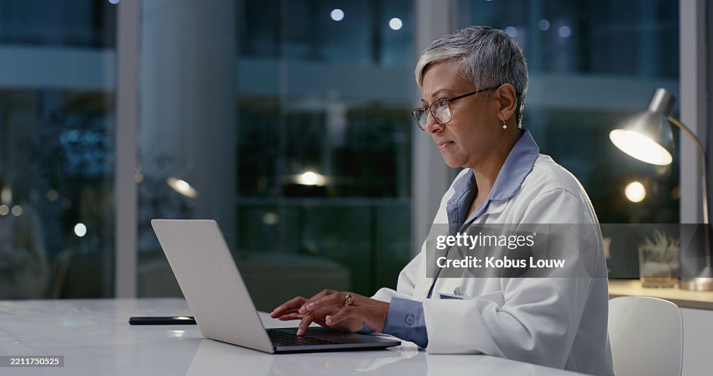 Cuidado de la salud, mujer y médico con computadora portátil para investigación, información de diagnóstico y lectura por la noche. Persona tardía, madura y trabajador médico con digital para escribir informe, tratamiento de revisión y hospital