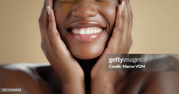 dentale, sorriso e primo piano di donna nera in studio per bellezza, sbiancamento dei denti e ortodonzia. odontoiatria estetica, lucentezza e cura di sé con la bocca della persona sullo sfondo per l'igiene orale e il bagliore - sbiancamento dentale foto e immagini stock