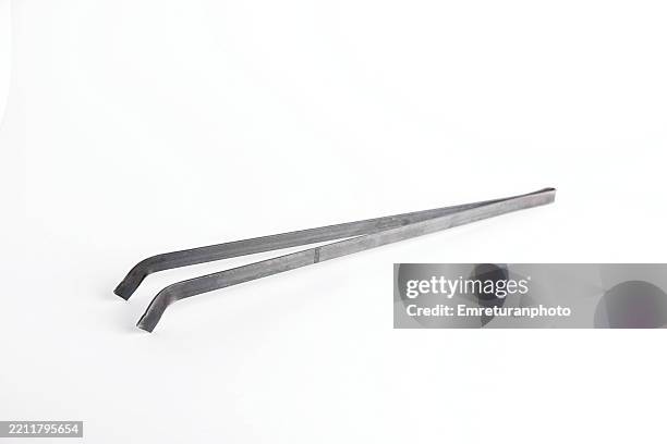 high angle view of a pair of barbeque tongs - pinça utensílio de servir - fotografias e filmes do acervo