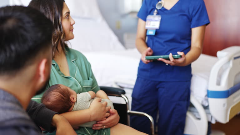 https://media.gettyimages.com/id/2211831683/video/new-mother-holding-her-newborn-baby-boy-in-the-hospital-room-in-a-wheelchair-with-her-husband.jpg?b=1&s=640x640&k=20&c=n7h5onQF1D2TARpiwe-XxRz9y4BVpQ_p2Avjl2rvgG4=