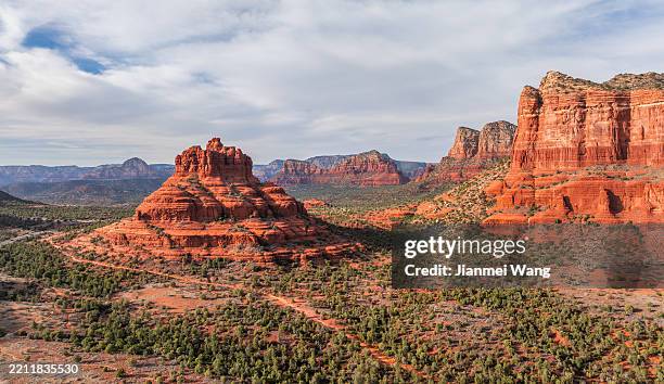 bell rock and courthouse butte, sedona, arizona - sedona stockfoto's en -beelden