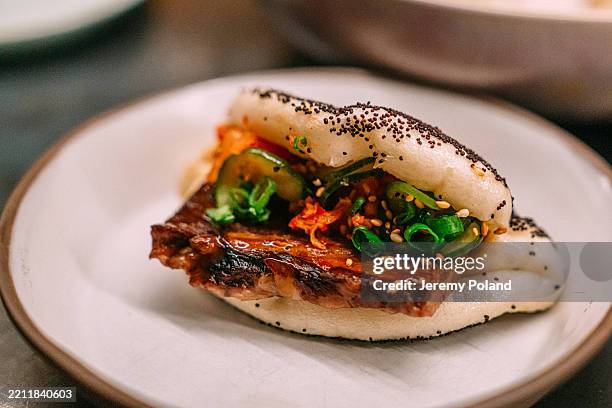 gourmet mohn gedämpftes bao-brötchen mit rinderzunge und kimchi - koreanische kultur stock-fotos und bilder