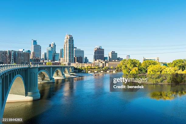 horizonte de minneapolis, minnesota, estados unidos - minnesota fotografías e imágenes de stock