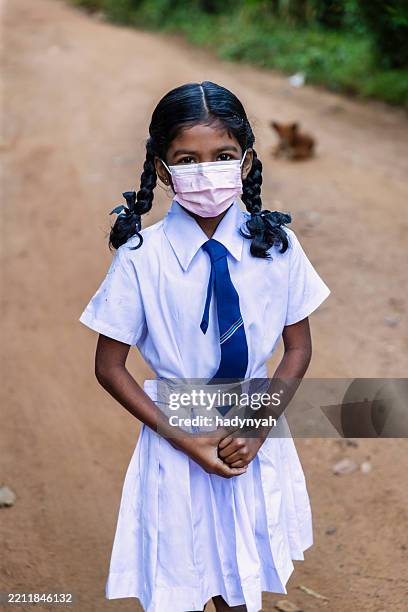 sri lankan school girl going to a school, sigiriya - bescherming tegen corona stockfoto's en -beelden