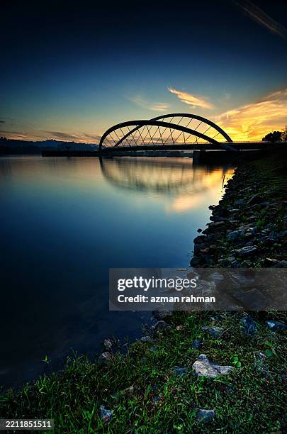 bridge view by the lake with beautiful color sky - estado de selangor fotografías e imágenes de stock