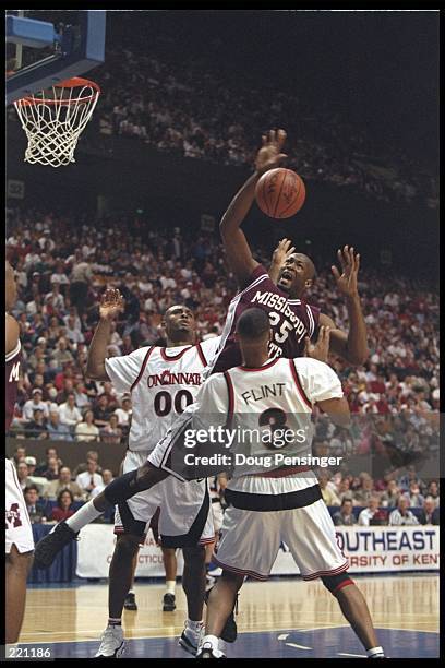 Cincinnati Bearcats center Art Long and guard Damon Flint work against center Erick Dampier of the Mississippi State Bulldogs during a game at Rupp...