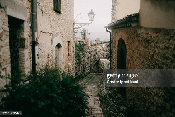 old village alleyway in italy, veroli, lazio - enge stock-fotos und bilder