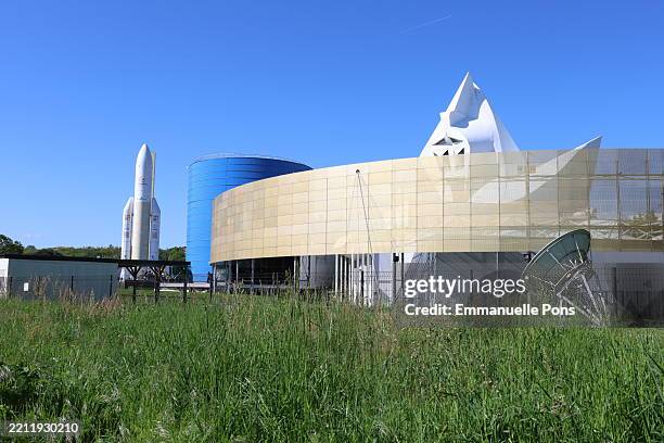 sunny view from the cité de l'espace in toulouse - ruimtevaart voertuig stockfoto's en -beelden