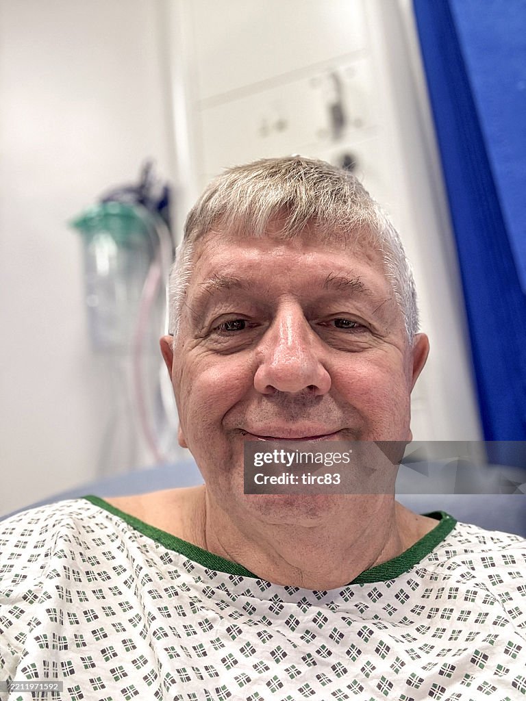 Homme âgé portant une blouse de chirurgie d’hôpital