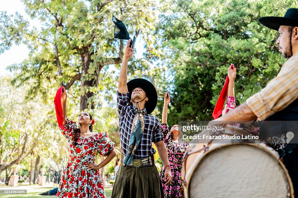 Performance argentinischer Gruppentanz im Freien