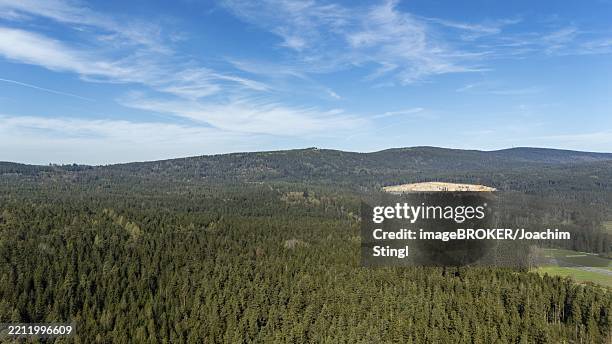 extensive forest landscape under a clear sky with rolling hills, tröstau, fichtelgebirge, bavaria, germany, europe - fichtelgebirge stock-fotos und bilder