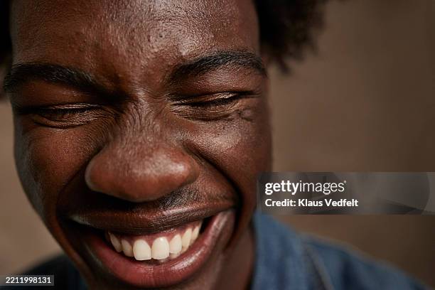 carefree young man with eyes closed - extreme close up stockfoto's en -beelden
