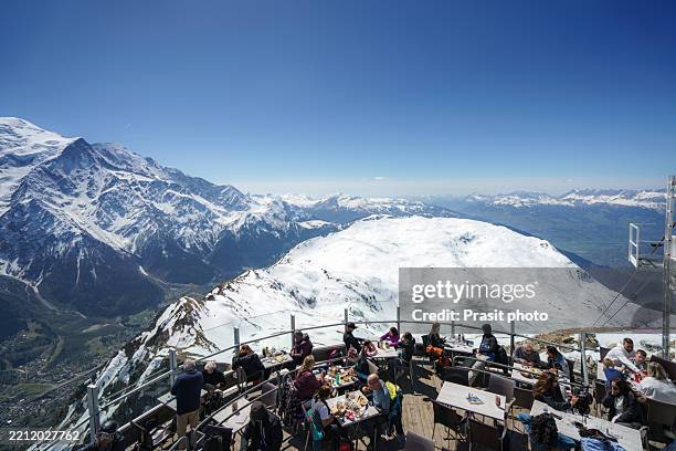 alpine sky-terrace dining with panoramic mont blanc view - terrasse panoramique photos et images de collection