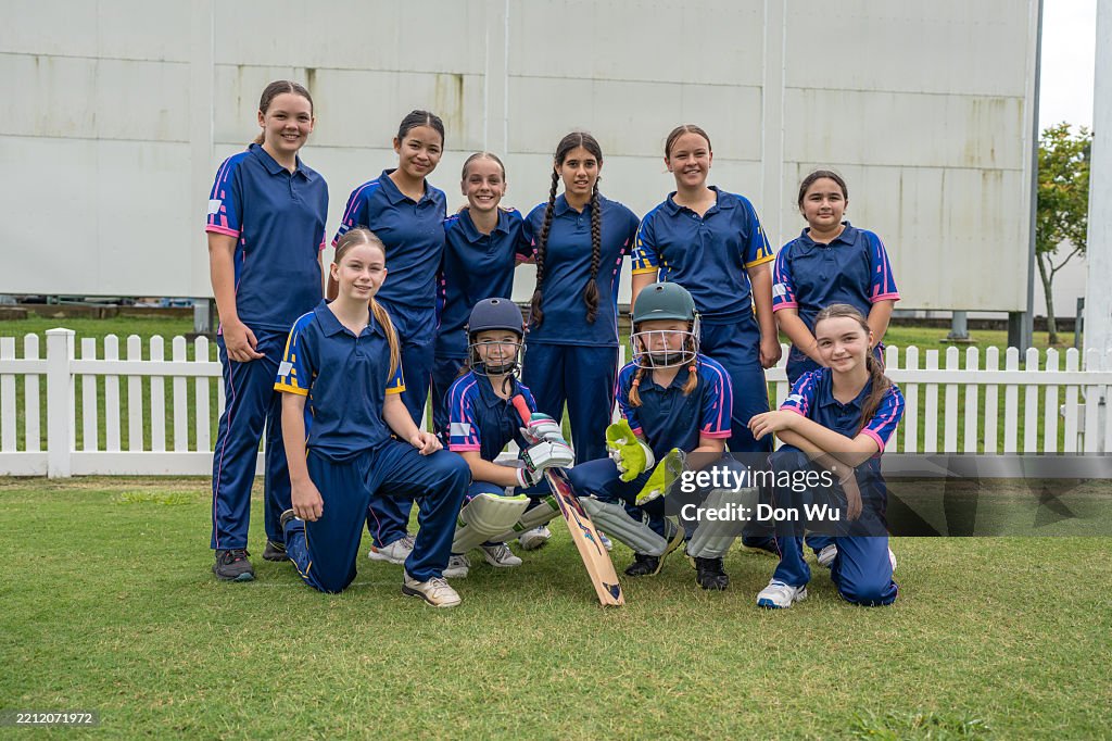 Foto di gruppo della squadra di cricket femminile giovanile sul campo