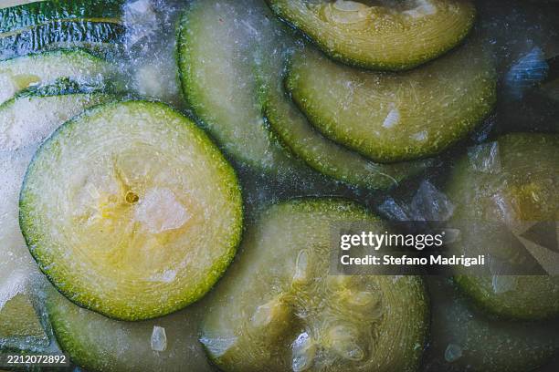 close up of frozen zucchini slices - gefrierschrank stock-fotos und bilder