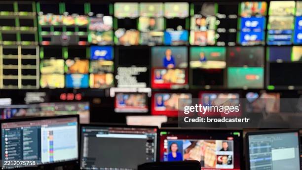tv control room - estúdio de televisão imagens e fotografias de stock