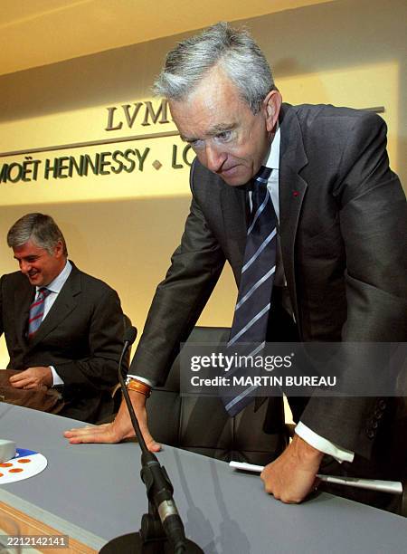 Bernard Arnault , PDG du groupe français de produits de luxe LVMH, accompagné de son directeur général Antonio Belloni , présente, le 12 septembre...