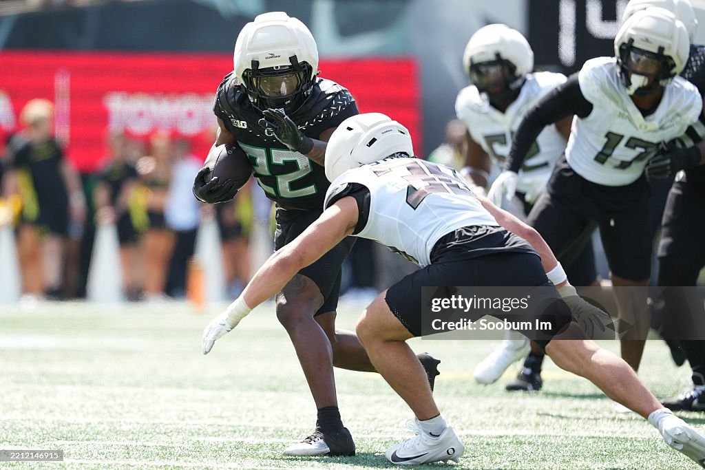 Jay Harris of the Oregon Ducks runs after a catch against Will... News