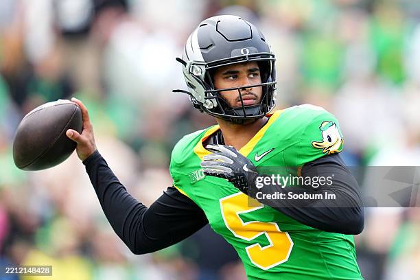 Dante Moore of the Oregon Ducks warms up during the Oregon spring game at Autzen Stadium on April 26, 2025 in Eugene, Oregon.