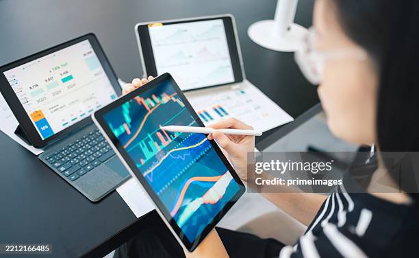 gen z investing with artificial intelligence driven market research charts, providing deep insights into financial trends and opportunities - eficiência imagens e fotografias de stock