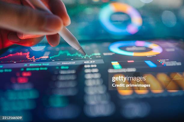 millennial and gen z new investing using ai finanace interact with an ai data finance assistant on a tablet, showcasing the integration of artificial intelligence in financial management. - bankrekening stockfoto's en -beelden