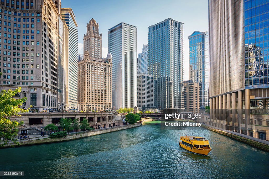 Chicago River Stadtbild im Sommer Downtown Chicago Wolkenkratzer