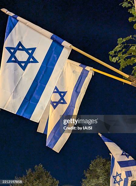 israeli flags in jerusalem, at the blue hour - davidstern stock-fotos und bilder