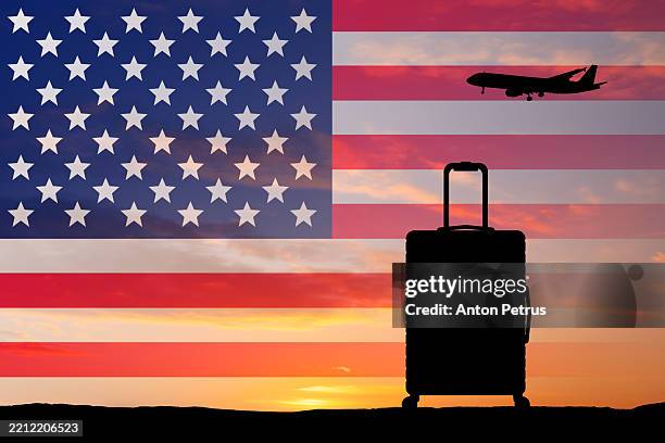 suitcase and airplane against the background of the us flag - émigration et immigration photos et images de collection
