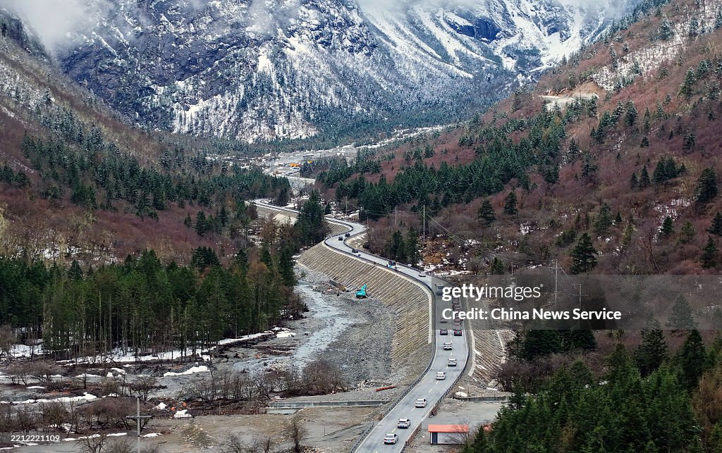 Li County Aerial view of Lixiao road on April 26, 2025 in Li County, Aba... News ...