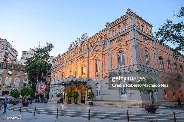 Side view of the facade and entrance of the Teatro de Romea.