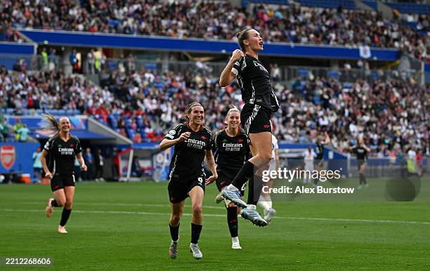 Caitlin Foord of Arsenal celebrates scoring her team's fourth goal during the UEFA Women's Champions League semifinal second leg match between...