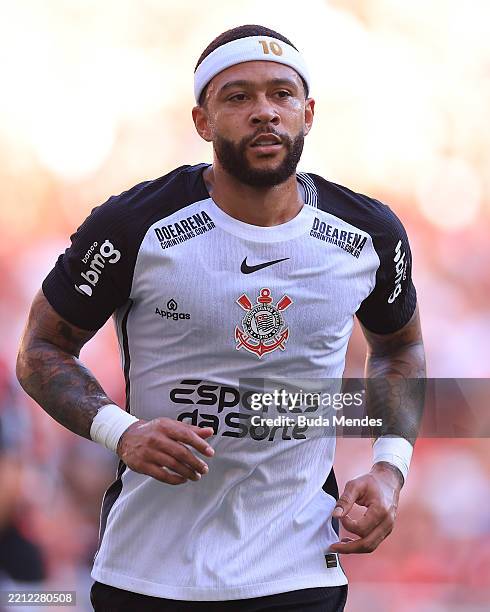 Memphis Depay of Corinthians looks on during the match between Flamengo and Corinthians as part of Brasileirao 2025 at Maracana Stadium on April 27,...