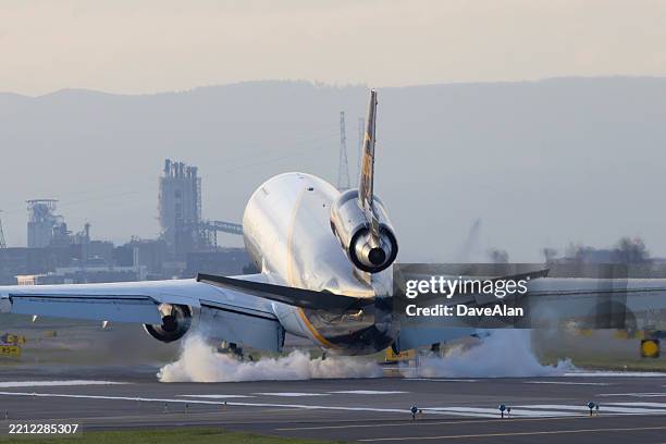 ups md-11 landing at portland. - landing gear stock pictures, royalty-free photos & images