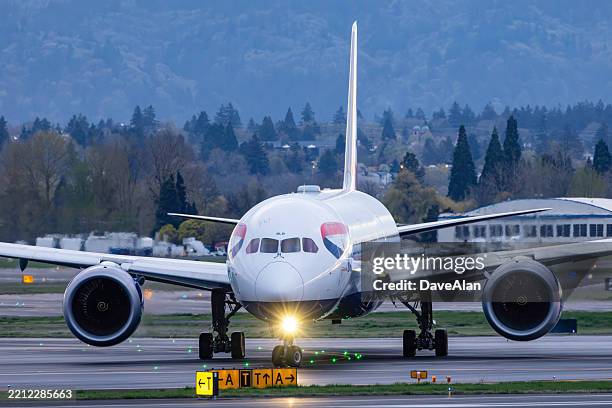 boeing 787 von british airways auf der pdx. - boeing 787 stock-fotos und bilder