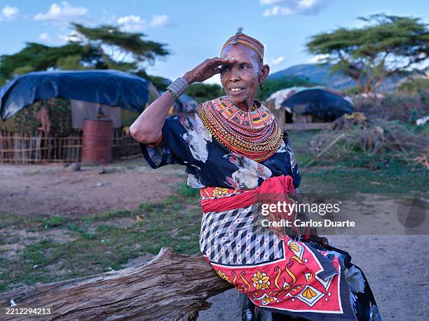 une femme samburu se protège les yeux du soleil dans un village traditionnel du kenya - culture samburu photos et images de collection