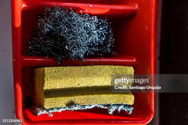 kitchen scouring pad and stainless steel cleaning pad - scrubbing stock pictures, royalty-free photos & images