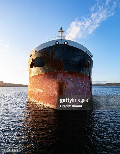 anchored oil tanker - tankschiff stock-fotos und bilder