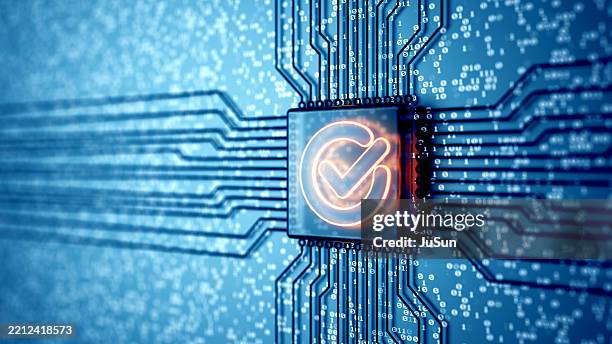 elektronischer quantencomputer-mikrochip mit leuchtendem häkchenschild - wachsamkeit stock-fotos und bilder