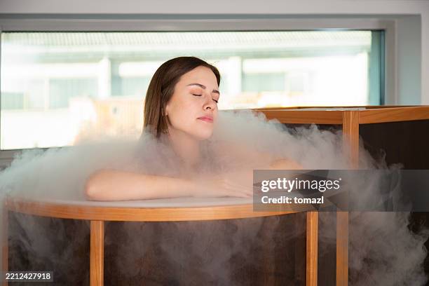 frau, die die kryotherapie-behandlung genießt - stickstoff stock-fotos und bilder