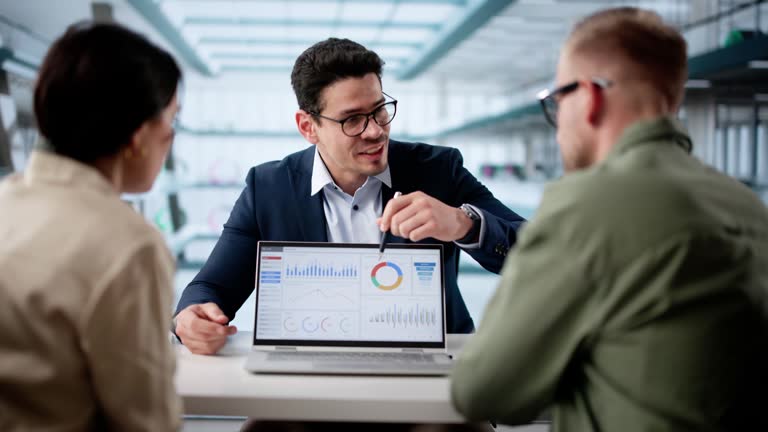 https://media.gettyimages.com/id/2212428776/video/young-couple-discussing-their-financial-future.jpg?b=1&s=640x640&k=20&c=B74Hj6h5yy-8A56HpkujNZoXIjYLd8StFz3uUswpFYc=