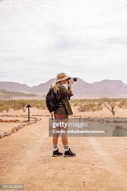 vue latérale d’un photographe de safari en action - photographe photos et images de collection