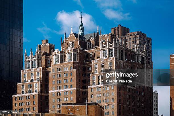 historic brick building in manhattan - historisch gebouw stockfoto's en -beelden