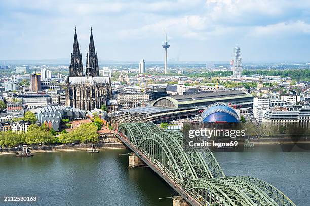 cologne : view of saint peter's cathedral (high domkirche st. peter) and the hohenzollern bridge - keulen stockfoto's en -beelden
