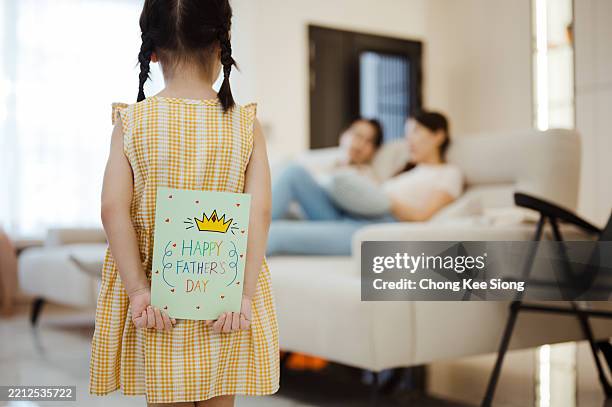 linda tarjeta del día del padre revelada por su hija - precious chong fotografías e imágenes de stock